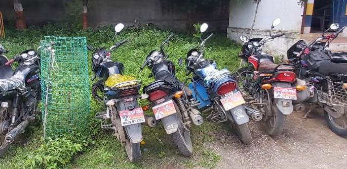 Action against a driver with a bogus and fancy number plate in Chalisgaon | चाळीसगावात बोगस व फॅन्सी नंबर प्लेट असलेल्या वाहनचालकांवर कारवाई