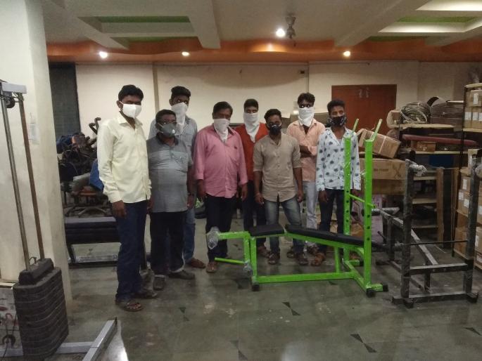 The youth surrounded the gram sevak for exercise materials | व्यायामाच्या साहित्यासाठी युवकांनी ग्रामसेवकास घेरले The youth surrounded the gram sevak for exercise materials | व्यायामाच्या साहित्यासाठी युवकांनी ग्रामसेवकास घेरले