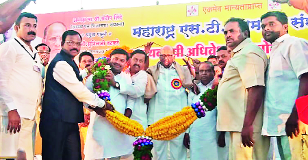 S. T. Do not see the end of the workload of employees | एस. टी. कर्मचाऱ्यांच्या सहनशिलतेचा अंत पाहू नका S. T. Do not see the end of the workload of employees | एस. टी. कर्मचाऱ्यांच्या सहनशिलतेचा अंत पाहू नका