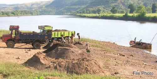 Satara: Shutter looted from the sand smugglers! Auction stopped: a truck has to pay Rs. 35,000 for sand | सातारा : वाळू तस्करांकडून राजरोस लुटालूट, एक ट्रक वाळूला मोजावे लागतात ३५ हजार रुपये Satara: Shutter looted from the sand smugglers! Auction stopped: a truck has to pay Rs. 35,000 for sand | सातारा : वाळू तस्करांकडून राजरोस लुटालूट, एक ट्रक वाळूला मोजावे लागतात ३५ हजार रुपये