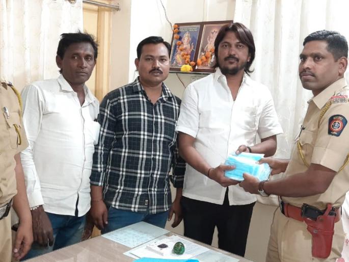corona virus - Masks distributed to police, administrative staff | corona virus -पोलीस, प्रशासकीय कर्मचाऱ्यांना मास्कचे वाटप corona virus - Masks distributed to police, administrative staff | corona virus -पोलीस, प्रशासकीय कर्मचाऱ्यांना मास्कचे वाटप