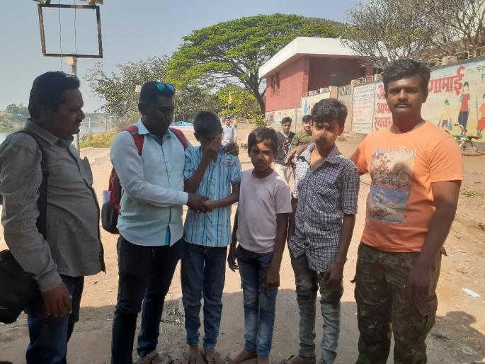 Sharthi rescues three children drowned in Krishna river | कृष्णा नदीत बुडणाऱ्या तिघा मुलांना शर्थीने वाचविले Sharthi rescues three children drowned in Krishna river | कृष्णा नदीत बुडणाऱ्या तिघा मुलांना शर्थीने वाचविले