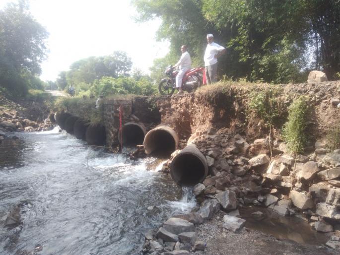 Sonak and kanjhop went to the bridge over the bridge | सोनके-करंजखोप ओढ्यावरील पूल गेला वाहून Sonak and kanjhop went to the bridge over the bridge | सोनके-करंजखोप ओढ्यावरील पूल गेला वाहून
