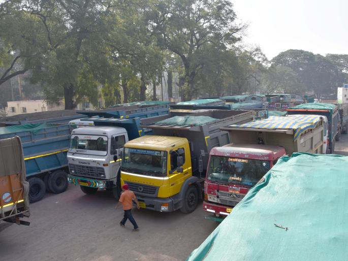 The 37 ports of sand burglars caught | वाळूची चोरटी वाहतुक करणारे ३७ डंपर पकडले
