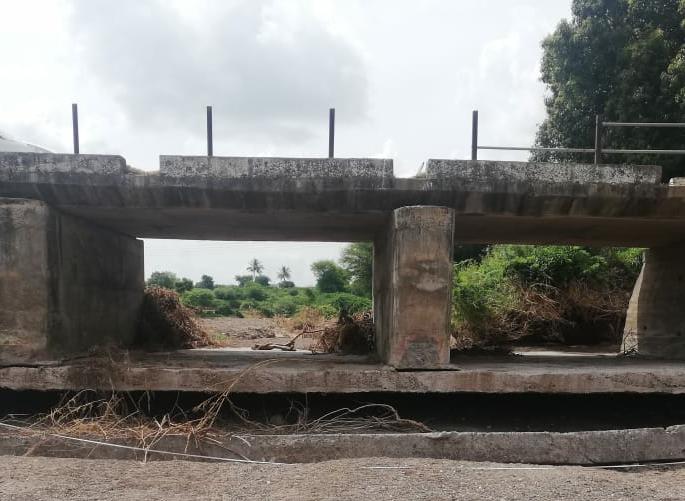 The bridges around the country are dangerous | देशमाने परिसरातील पुलांचे कथडे धोकादायक The bridges around the country are dangerous | देशमाने परिसरातील पुलांचे कथडे धोकादायक
