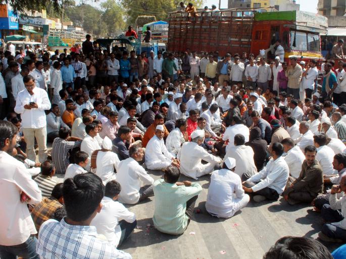 The onion slit in the street; The protest movement made by angry farmers | सटाण्यात कांदा गडगडला ;संतप्त शेतकऱ्यांनी केले ठिय्या आंदोलन The onion slit in the street; The protest movement made by angry farmers | सटाण्यात कांदा गडगडला ;संतप्त शेतकऱ्यांनी केले ठिय्या आंदोलन