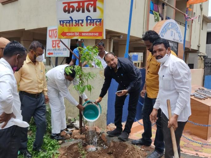 Planting of 200 saplings in Chunchale area | चुंचाळे परीसरात २०० रोपांची लागवड Planting of 200 saplings in Chunchale area | चुंचाळे परीसरात २०० रोपांची लागवड