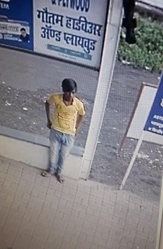 The woman fled a two-wheeler with the knife knife | महिलेला चाकूचा धाक दाखवून दुचाकी पळवली