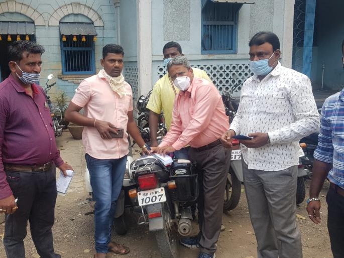 Action against 69 people walking without mask in Sangli | सांगलीत विना मास्क फिरणाऱ्या ६९ जणांवर कारवाई Action against 69 people walking without mask in Sangli | सांगलीत विना मास्क फिरणाऱ्या ६९ जणांवर कारवाई