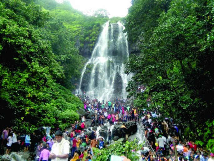 Amboli tourists chim, large crowd: Police cleans up | आंबोली पर्यटकांनी चिंब, मोठ्या प्रमाणात गर्दी : पोलिसांचा चोख बंदोबस्त Amboli tourists chim, large crowd: Police cleans up | आंबोली पर्यटकांनी चिंब, मोठ्या प्रमाणात गर्दी : पोलिसांचा चोख बंदोबस्त