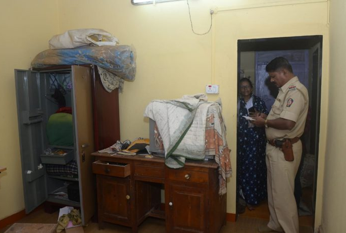 Thieves robbed seven houses, incident in Kankavali Shivajinagar | चोरट्यांनी सात घरे फोडली, कणकवली शिवाजीनगरमधील घटना Thieves robbed seven houses, incident in Kankavali Shivajinagar | चोरट्यांनी सात घरे फोडली, कणकवली शिवाजीनगरमधील घटना