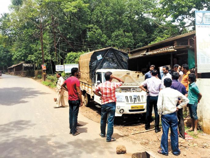 Electric velocity broke down at Kalamath, damage to the vehicle | कलमठ येथे विद्युतभारीत वीजवाहिनी तुटली, वाहनाचे नुकसान Electric velocity broke down at Kalamath, damage to the vehicle | कलमठ येथे विद्युतभारीत वीजवाहिनी तुटली, वाहनाचे नुकसान