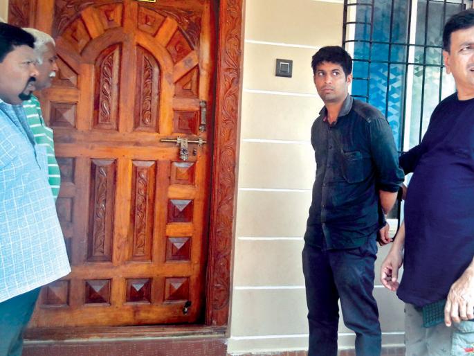 Sindhudurg Nagar: The thieves broke into five bunges at Nirvade, near the railway station. | सिंधुदुर्गनगरी : निरवडे येथे चोरट्यांनी पाच बंगले फोडले, रेल्वेस्थानक नजीक घटना