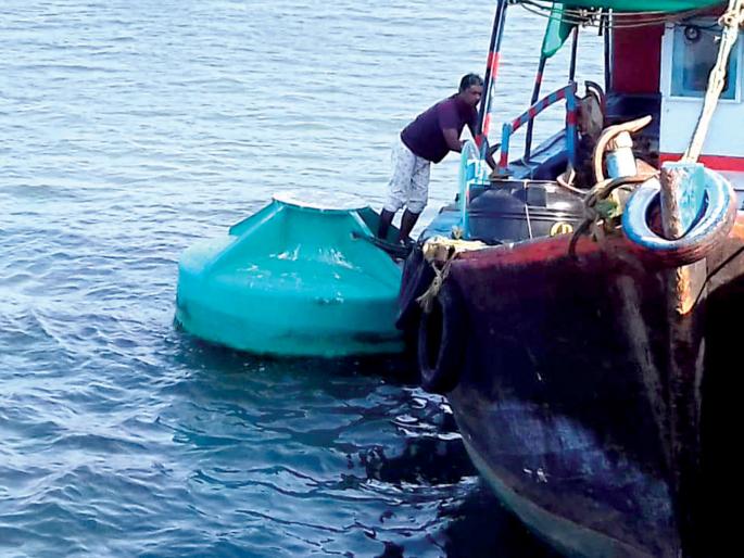 Directional buoy found in the deep sea to the basin | गस्तीनौकेला खोल समुद्रात आढळले दिशादर्शक बोया Directional buoy found in the deep sea to the basin | गस्तीनौकेला खोल समुद्रात आढळले दिशादर्शक बोया