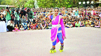 World Record of Lonavla Skating in Sangli | सांगलीत लावणी स्केटिंगचा विश्वविक्रम World Record of Lonavla Skating in Sangli | सांगलीत लावणी स्केटिंगचा विश्वविक्रम