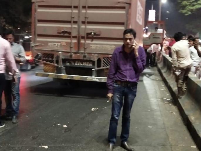 Two-wheeler dies in a container shackle in Thane | ठाण्यात कंटेनरच्या धडकेमध्ये दुचाकीस्वाराचा मृत्यु Two-wheeler dies in a container shackle in Thane | ठाण्यात कंटेनरच्या धडकेमध्ये दुचाकीस्वाराचा मृत्यु