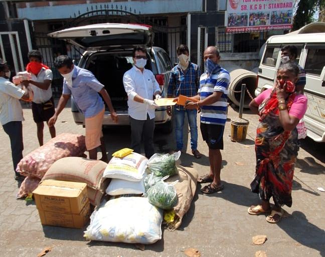 Helping Idli and Dosa makers, helping all India Koli community, helping Dhari | ईडली आणि डोसा बनविणाऱ्यांना मदतीचा हात पुढे, अखिल भारतीय कोळी समाजाची मदत, धारीवीत मदत