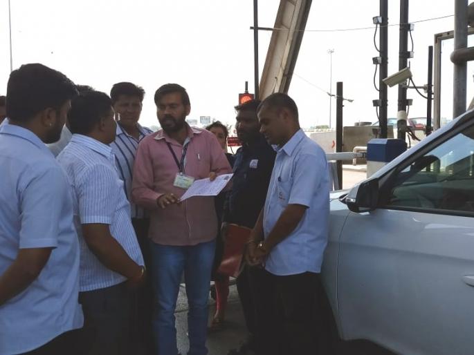Former MLA from Tolaanak | टोलनाक्यावर चक्क हटकले माजी आमदाराला Former MLA from Tolaanak | टोलनाक्यावर चक्क हटकले माजी आमदाराला