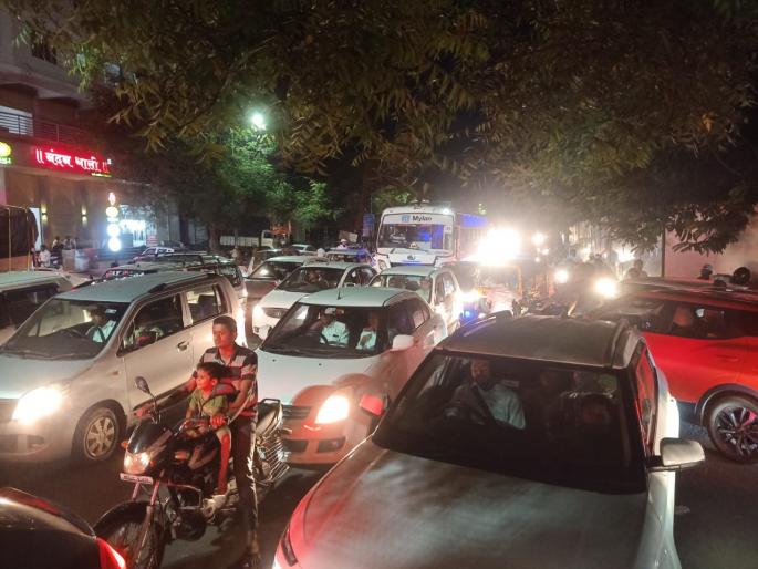 'Band' on the wedding day | लग्नतिथीने वाहतुकीचा वाजला ‘बँड’ 'Band' on the wedding day | लग्नतिथीने वाहतुकीचा वाजला ‘बँड’