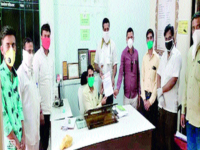 Demand for suspension of Uswad's medical officer | उसवाडच्या वैद्यकीय अधिकाऱ्याच्या निलंबनाची मागणी Demand for suspension of Uswad's medical officer | उसवाडच्या वैद्यकीय अधिकाऱ्याच्या निलंबनाची मागणी