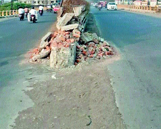 The collapse of the transport island in the crash of the vehicle | वाहनाच्या धडकेत वाहतूक बेट उद्ध्वस्त The collapse of the transport island in the crash of the vehicle | वाहनाच्या धडकेत वाहतूक बेट उद्ध्वस्त