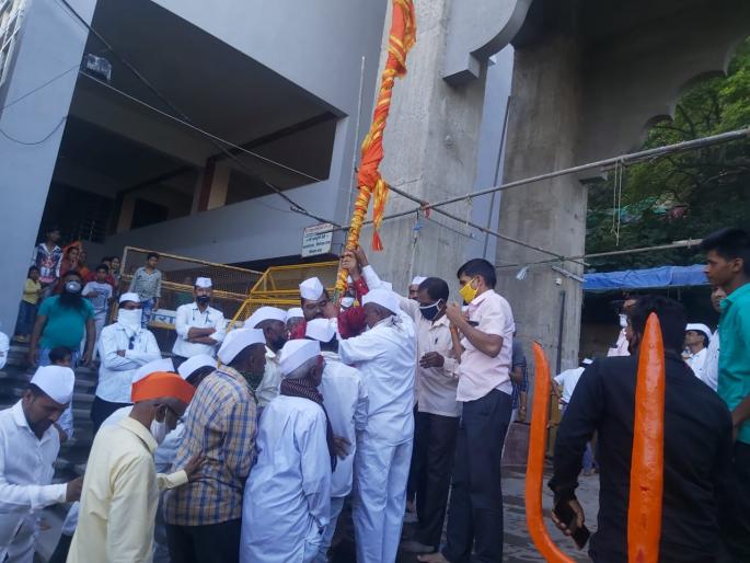 Flag procession at Saptashringagada | सप्तशृंगगडावर ध्वज मिरवणूक Flag procession at Saptashringagada | सप्तशृंगगडावर ध्वज मिरवणूक