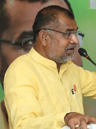 The alliance government left the farmers in the lurch | आघाडी सरकारने शेतकऱ्यांना वाऱ्यावर सोडले