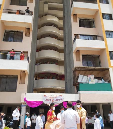 Unique wedding ceremony; Incompetence thrown by the bride and groom from the gallery itself | अनोखा विवाह सोहळा; गॅलरीतूनच वधू-वरांवर वºहाडींनी टाकल्या अक्षता