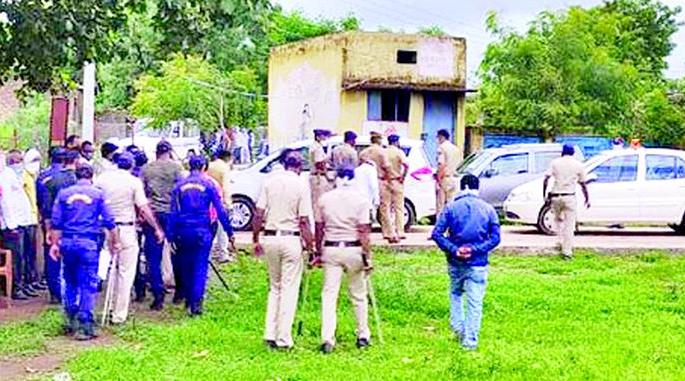 Shooting at the headmaster: A plot hatched by the assistant teacher | मुख्याध्यापकावर गोळीबार : सहायक शिक्षकाने रचला कट   Shooting at the headmaster: A plot hatched by the assistant teacher | मुख्याध्यापकावर गोळीबार : सहायक शिक्षकाने रचला कट