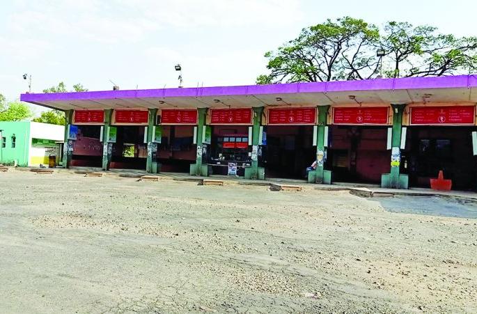 Corona's terror; In two days, only 256 passengers traveled by bus | कोरोनाची धास्ती; दोन दिवसात केवळ २५६ प्रवाशांनी बसमधून केला प्रवास Corona's terror; In two days, only 256 passengers traveled by bus | कोरोनाची धास्ती; दोन दिवसात केवळ २५६ प्रवाशांनी बसमधून केला प्रवास