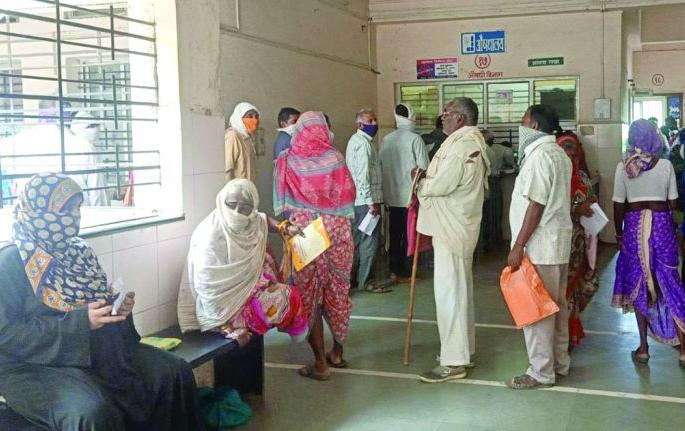 ‘No masks’ in hospitals; No physical distance ' | रुग्णालयांत ‘ना मास्क; ना फिजिकल डिस्टन्सिंग’ ‘No masks’ in hospitals; No physical distance ' | रुग्णालयांत ‘ना मास्क; ना फिजिकल डिस्टन्सिंग’