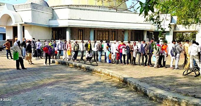 The fuss of 'physical distance' in the caste verification office | जात पडताळणी कार्यालयात ‘फिजिकल डिस्टन्सिंग’चा फज्जा The fuss of 'physical distance' in the caste verification office | जात पडताळणी कार्यालयात ‘फिजिकल डिस्टन्सिंग’चा फज्जा