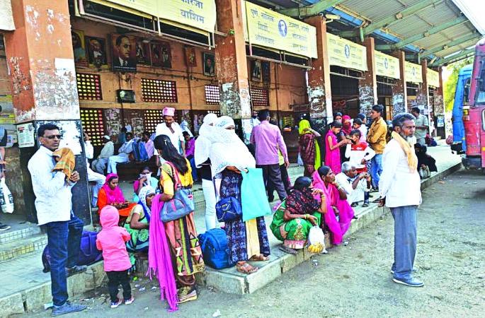 No masks, no physical distractions at Risod Bus Stand | रिसोड येथील बसस्थानकात ‘ ना मास्क, ना फिजिकल डिस्टन्सिंग’ No masks, no physical distractions at Risod Bus Stand | रिसोड येथील बसस्थानकात ‘ ना मास्क, ना फिजिकल डिस्टन्सिंग’