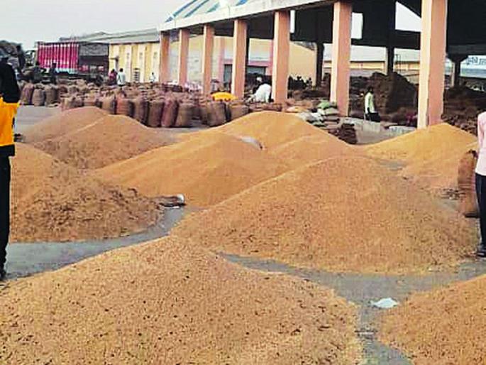 Record inflow of soybean in Washim district market committees | वाशिम जिल्ह्यातील बाजार समित्यांमध्ये सोयाबीनची विक्रमी आवक Record inflow of soybean in Washim district market committees | वाशिम जिल्ह्यातील बाजार समित्यांमध्ये सोयाबीनची विक्रमी आवक