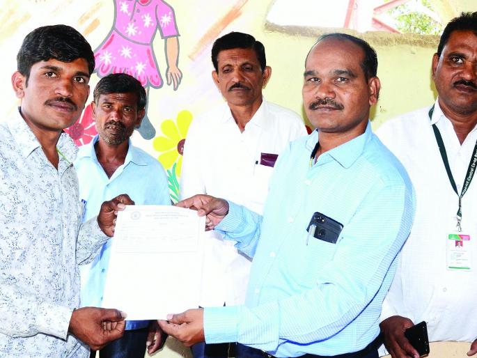 Debt Relief Scheme: List of 467 farmers in two villages is published | कर्जमुक्ती योजना : दोन गावांतील ४६७ शेतकऱ्यांची यादी प्रसिद्ध Debt Relief Scheme: List of 467 farmers in two villages is published | कर्जमुक्ती योजना : दोन गावांतील ४६७ शेतकऱ्यांची यादी प्रसिद्ध