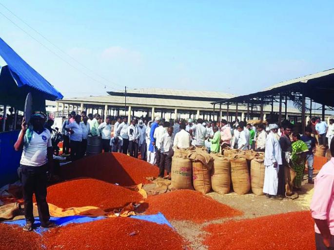 Purchase of soybeans at the low rate; Farmer angry | रिसोड बाजार समितीत सोयाबीनची कमी दराने खरेदी; शेतकऱ्यांचा राडा