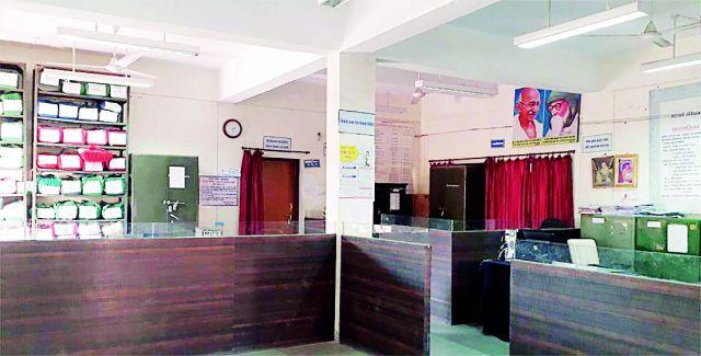 Employee's leave, Z.P. | कर्मचारी रजेवर, ‘झेडपी’त शुकशुकाट Employee's leave, Z.P. | कर्मचारी रजेवर, ‘झेडपी’त शुकशुकाट