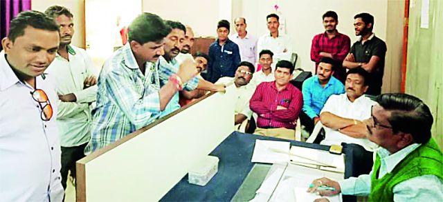 BJP District President Bacane has been elected as the President of Bondhali | बोंडअळीच्या अनुदानासाठी भाजप जिल्हाध्यक्ष बकाणे यांचा जनतादरबार BJP District President Bacane has been elected as the President of Bondhali | बोंडअळीच्या अनुदानासाठी भाजप जिल्हाध्यक्ष बकाणे यांचा जनतादरबार