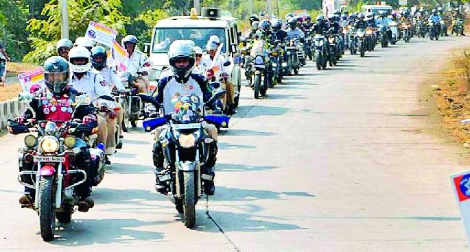 Message given for use of 'Helmet' from a two-wheeler rally | दुचाकी रॅलीतून ‘हेल्मेट’ वापराचा दिला संदेश Message given for use of 'Helmet' from a two-wheeler rally | दुचाकी रॅलीतून ‘हेल्मेट’ वापराचा दिला संदेश