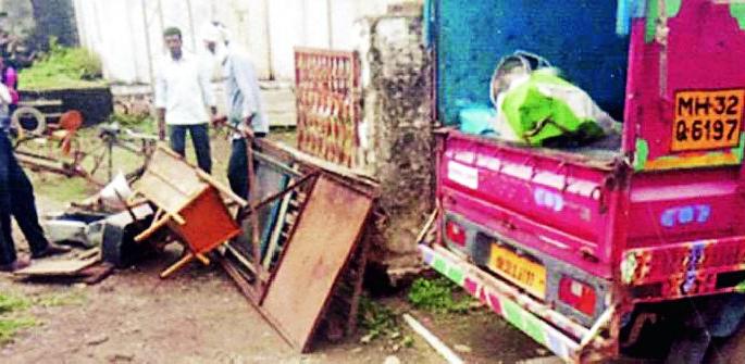 The Sarpanch made the sale of the wreckage without resolution | ठराव न घेता सरपंचाने भंगार साहित्याची केली विक्री