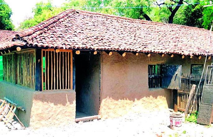Lockdown hit Bapu Daptar in the ashram | आश्रमातील बापू दप्तरला लॉकडाऊनचा फटका  Lockdown hit Bapu Daptar in the ashram | आश्रमातील बापू दप्तरला लॉकडाऊनचा फटका