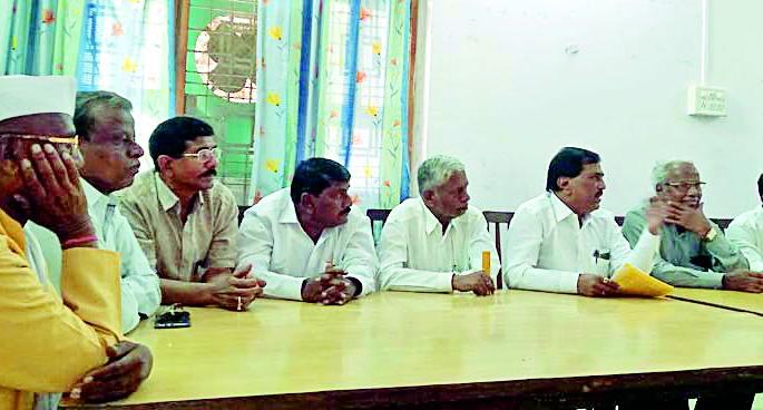 Otherwise, the Chief Minister will teach the lesson | अन्यथा मुख्यमंत्र्यांना धडा शिकविणार Otherwise, the Chief Minister will teach the lesson | अन्यथा मुख्यमंत्र्यांना धडा शिकविणार