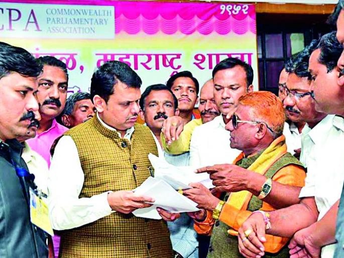 Stick to Chief Minister for the road | रस्त्यासाठी मुख्यमंत्र्यांना साकडे Stick to Chief Minister for the road | रस्त्यासाठी मुख्यमंत्र्यांना साकडे