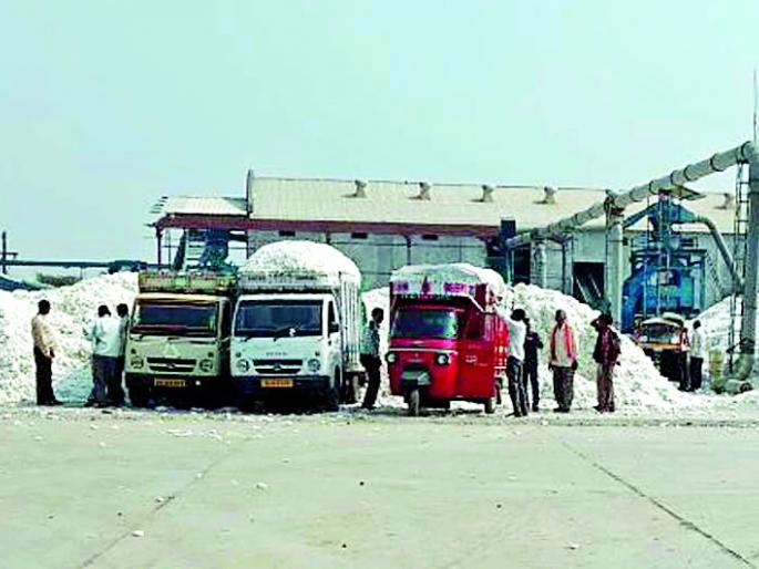 Asmani, Sultani disaster strikes farmers and businessmen | अस्मानी, सुल्तानी संकटांचा शेतकरी व व्यापाऱ्यांनाही फटका Asmani, Sultani disaster strikes farmers and businessmen | अस्मानी, सुल्तानी संकटांचा शेतकरी व व्यापाऱ्यांनाही फटका