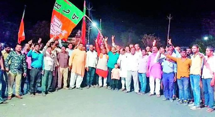 Congress got confidence from the support of caste | जातीची साथ मिळेल हाच आत्मविश्वास काँग्रेसला नडला Congress got confidence from the support of caste | जातीची साथ मिळेल हाच आत्मविश्वास काँग्रेसला नडला