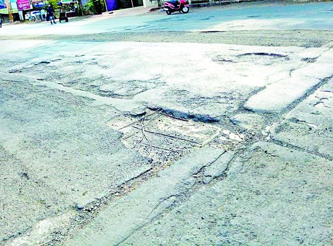 The main roads in the city are the eclipsed potholes | शहरातील प्रमुख मार्गाला खड्ड्यांचे ग्रहण