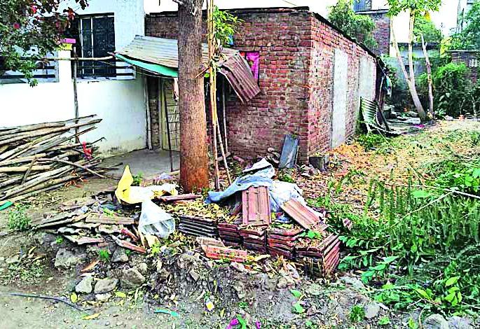The woman who paid the wages was demolished | मजुरी करणाऱ्या महिलेचे घर पाडले The woman who paid the wages was demolished | मजुरी करणाऱ्या महिलेचे घर पाडले