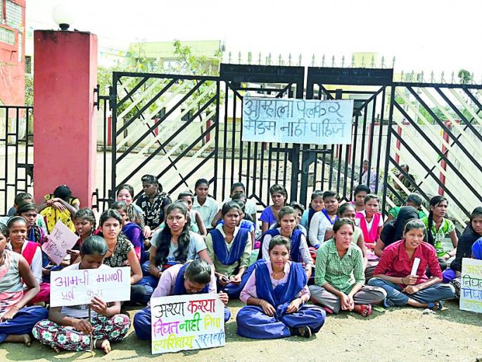 'That' behind the movement after the change of the warden | ‘त्या’ वॉर्डनच्या बदलीनंतर आंदोलन मागे