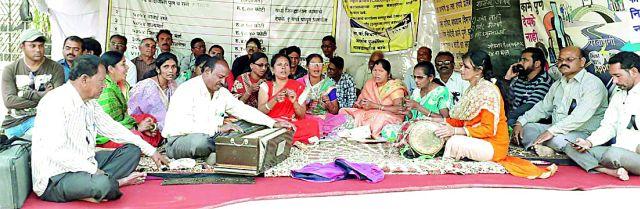 Money is very dear to us now | मनी हाय भाव आता ‘देवेंद्र’ आम्हा पाव Money is very dear to us now | मनी हाय भाव आता ‘देवेंद्र’ आम्हा पाव