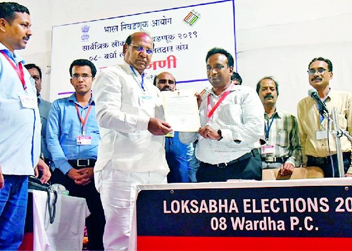 Ramdas won by a margin of 1 lakh 87 thousand votes | रामदास तडस १ लाख ८७ हजार मतांनी विजयी Ramdas won by a margin of 1 lakh 87 thousand votes | रामदास तडस १ लाख ८७ हजार मतांनी विजयी